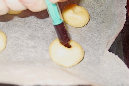 Marzipanbällchen mit Himbeergelee - Füllung (Bild)