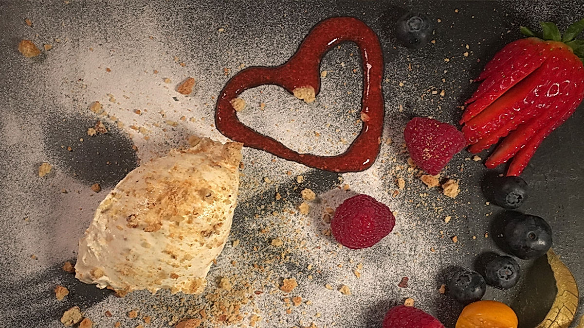 Fruchtiges Dessert: Mascarpone-Krokant-Mousse an Früchten