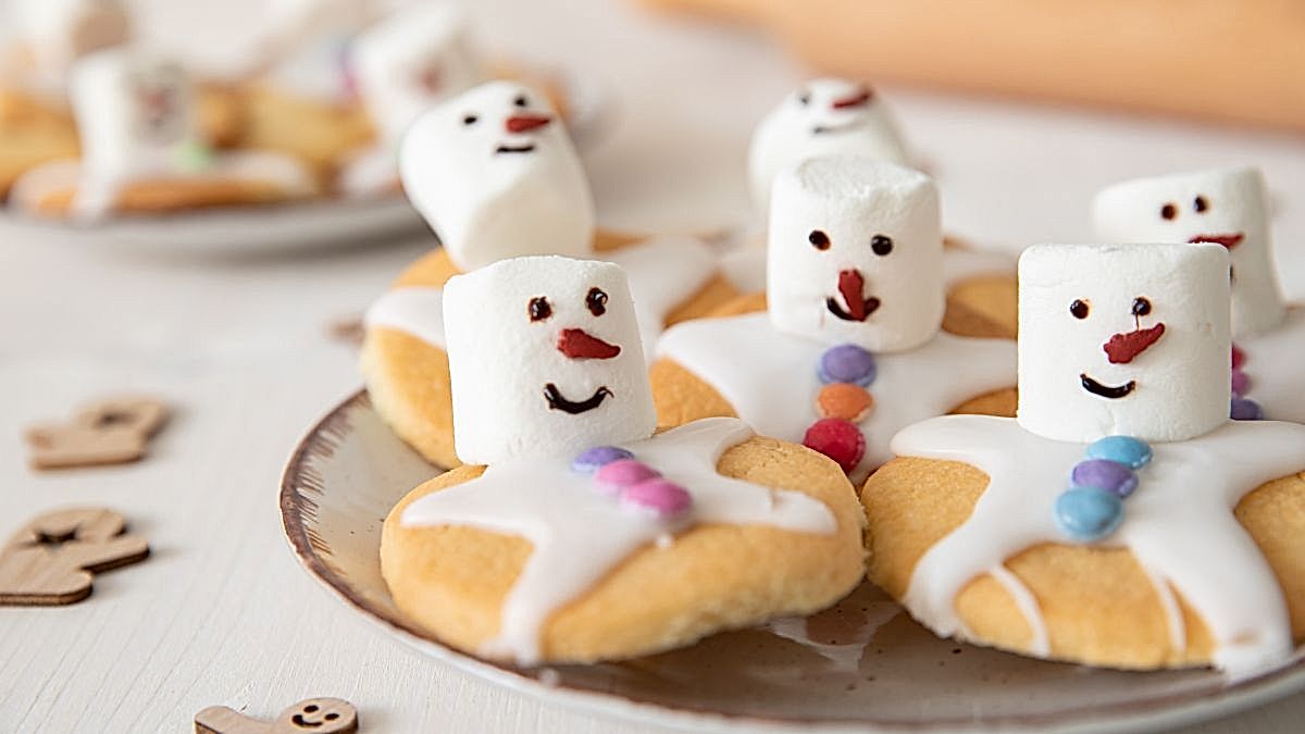 Schneemann-Plätzchen: Einfache Winterkekse mit Marshmallows