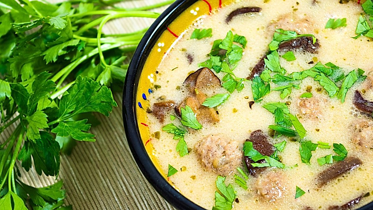 Pilzsuppe mit Hackbällchen: cremiger Genuss in 30 Minuten Pilzsuppe mit Hackbällchen: cremiger Genuss in 30 Minuten