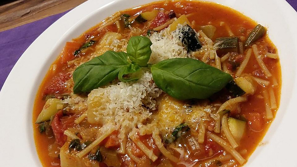 Minestrone – gehaltvolle Suppe aus Italien