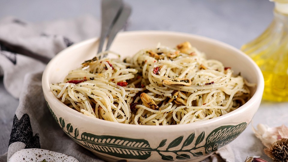 Luxus Spaghettisalat Mit Knoblauch Und Salatkrnung Bilder