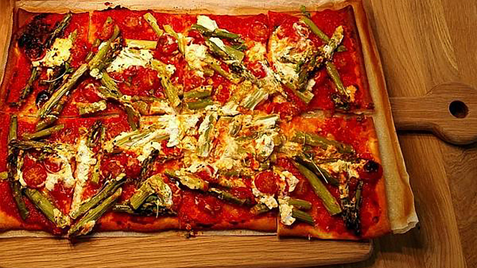 Selbst gemachte Pizza für die ganze Familie