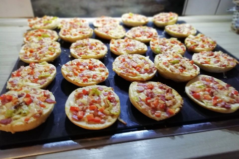 Pizzabrötchen ohne Champignons mit Mais