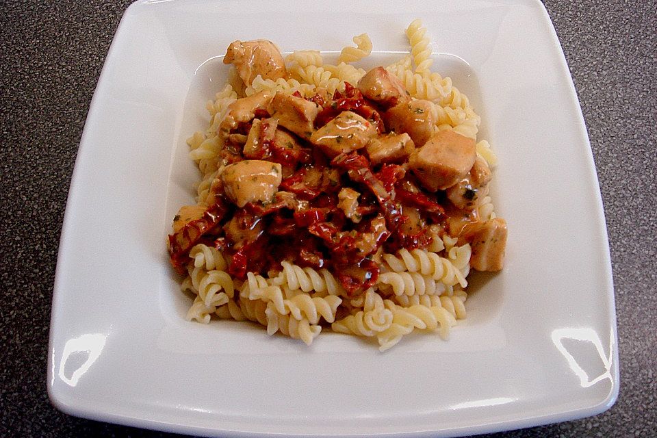 Penne mit getrockneten Tomaten und Hühnchen