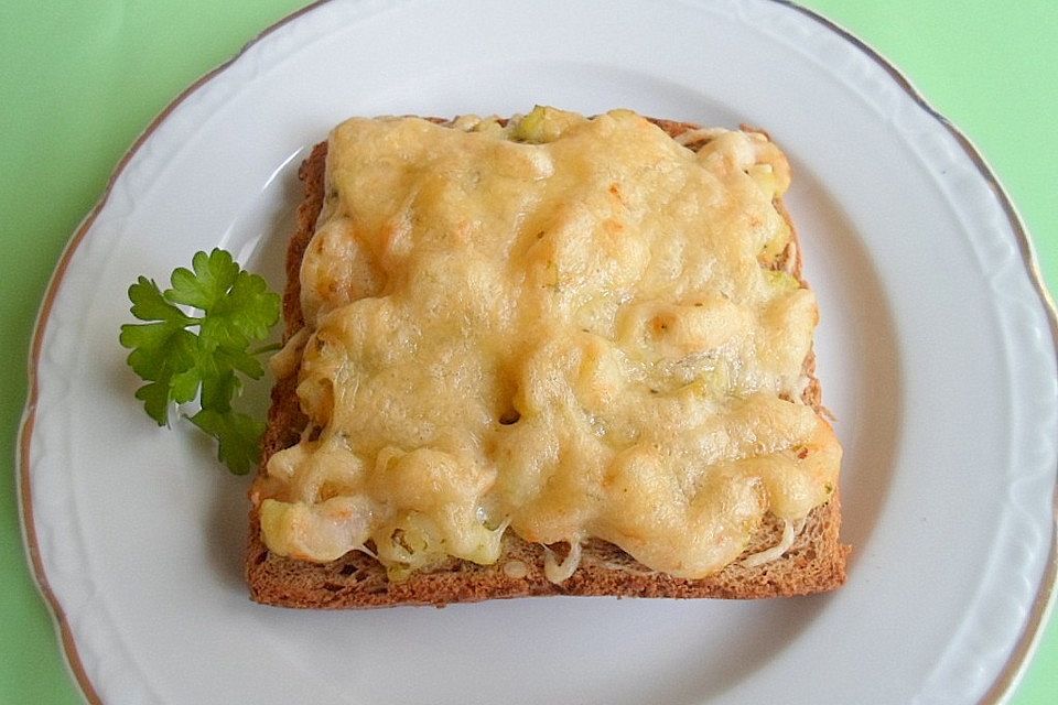 Schrimps im Dialog mit Kräuterbutter auf Toast mit einem Himmel aus Käse