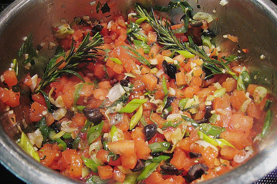 Seelachsfilet auf einem Kompott aus Tomaten, Oliven, Lauchzwiebeln und Knoblauch