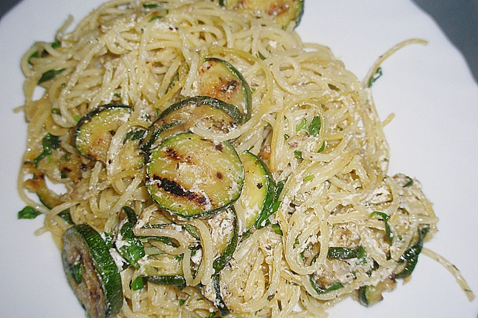 Spaghetti mit Ziegenkäse und Zucchini