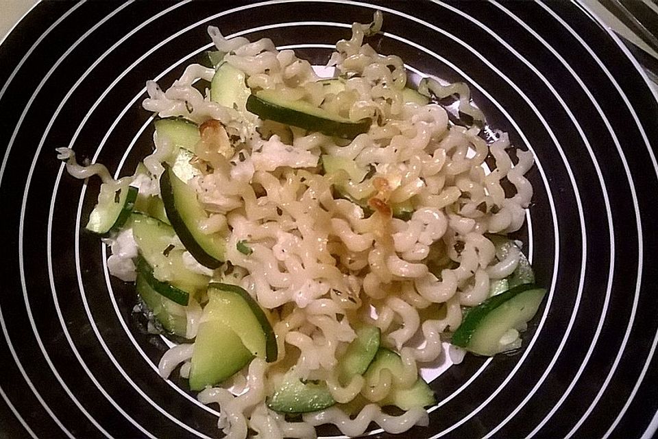 Spaghetti mit Ziegenkäse und Zucchini