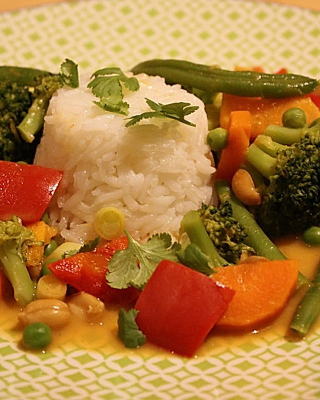 Rotes Thai Curry mit Hähnchen und Gemüse