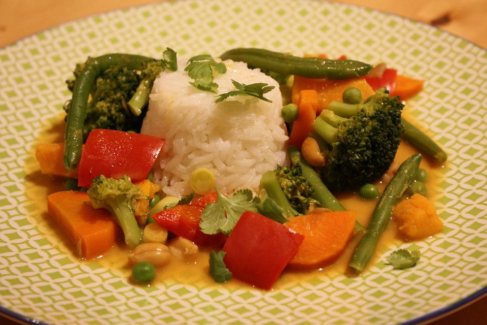 Rotes Thai Curry mit Hähnchen und Gemüse