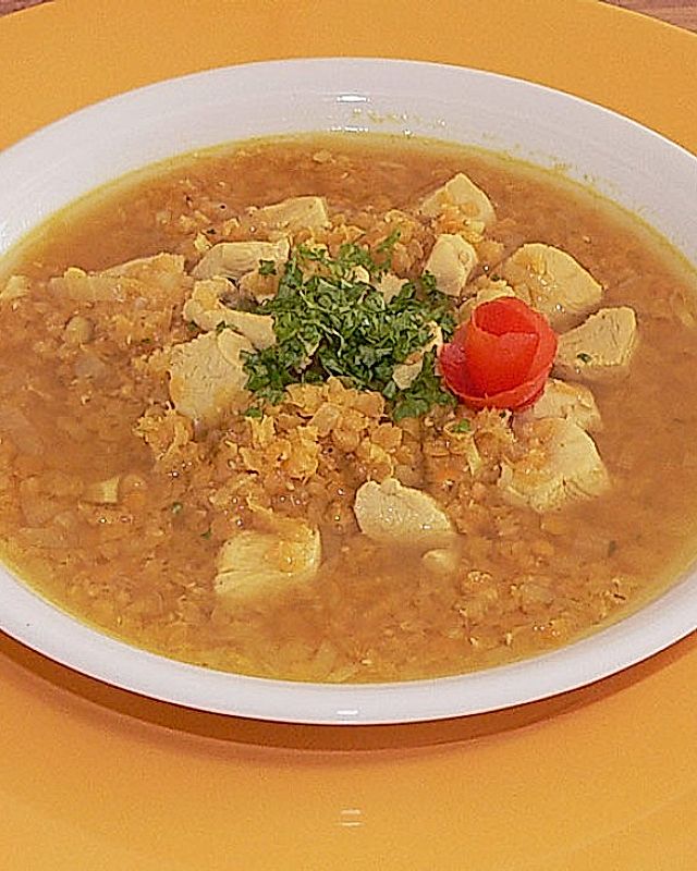 Rote Linsensuppe mit Hühnchen und Curry