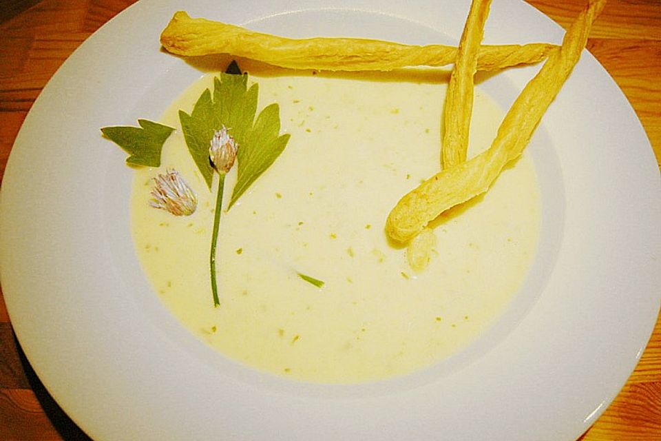 Liebstöckelsuppe mit Blätterteig - Locke und Schnittlauchblüten