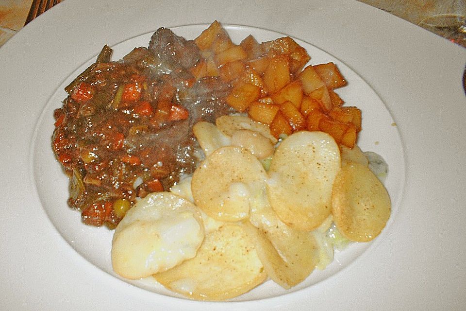 Hirschragout mit Printen - Backpflaumen Sauce und Birnenkompott