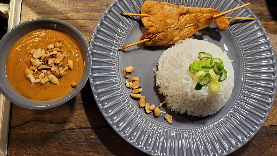 Satè Spießchen mit Erdnußsoße und Basmati Reis von Strohhalm