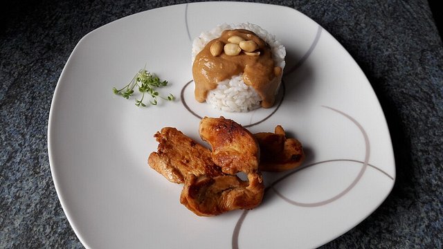 Satè Spießchen mit Erdnußsoße und Basmati Reis von Strohhalm