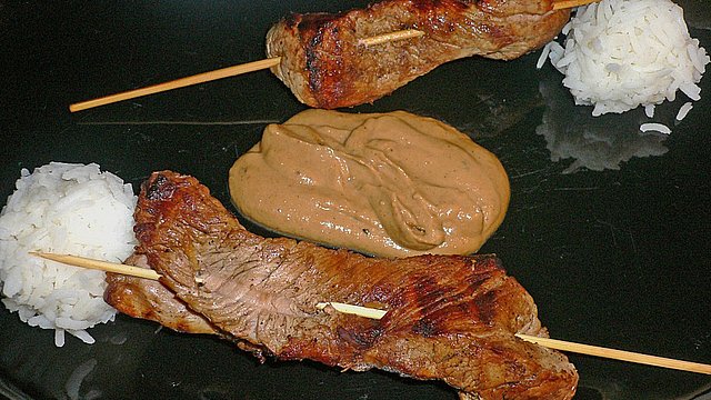 Satè Spießchen mit Erdnußsoße und Basmati Reis von Strohhalm