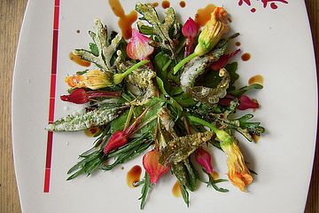 Salat vom Hirschhornwegerich, Rucola und Rote Bete - Blättern