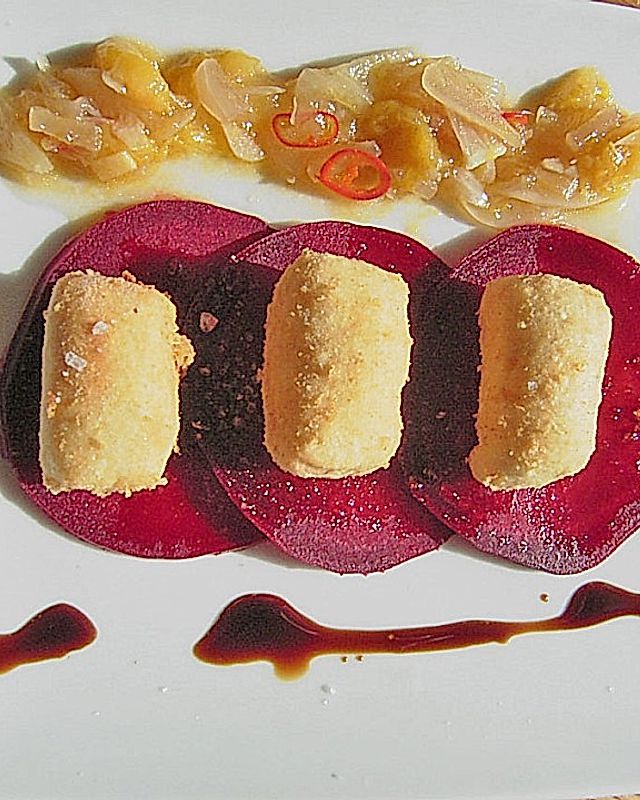 Ziegenkäse - Strudelchen auf Rote Bete - Carpaccio mit Ringlo - Zwiebel - Marmelade