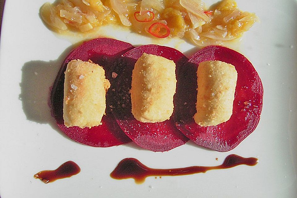 Ziegenkäse - Strudelchen auf Rote Bete - Carpaccio mit Ringlo - Zwiebel - Marmelade