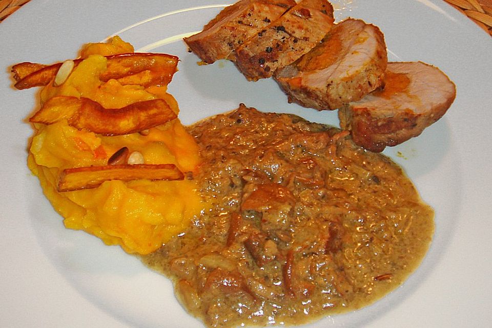 Gefülltes Schweinefilet mit Kürbispüree und Steinpilz - Oliven Soße