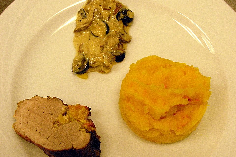 Gefülltes Schweinefilet mit Kürbispüree und Steinpilz - Oliven Soße