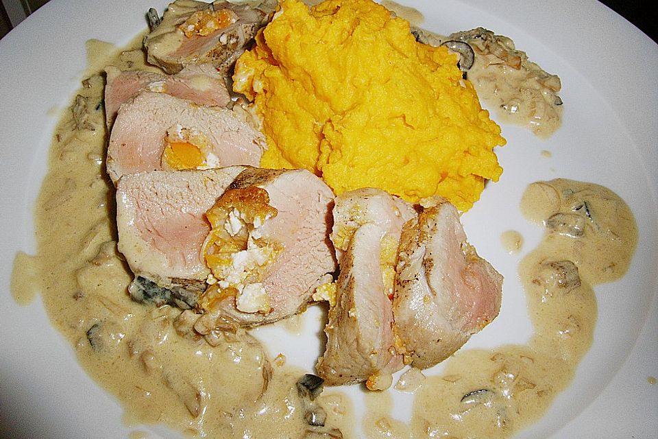 Gefülltes Schweinefilet mit Kürbispüree und Steinpilz - Oliven Soße