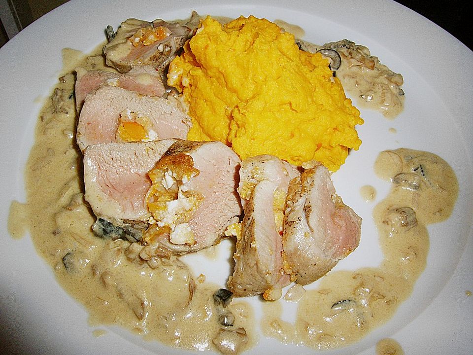Gefülltes Schweinefilet mit Kürbispüree und Steinpilz - Oliven Soße von ...