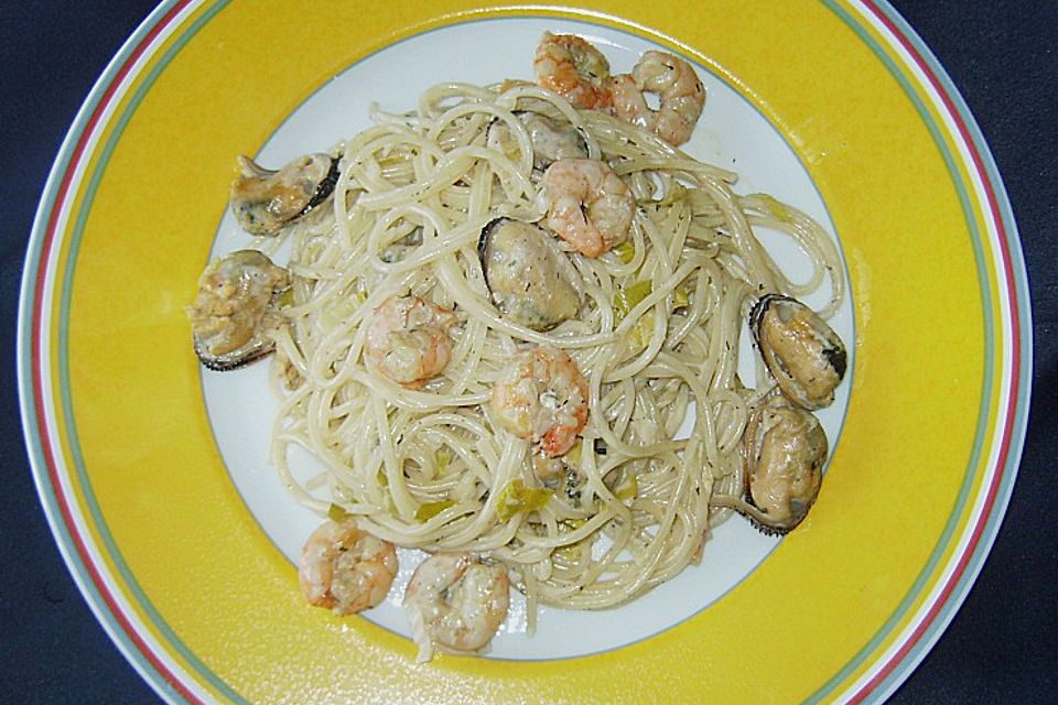 Spaghetti mit King Prawns und Muscheln in Weißweinsoße