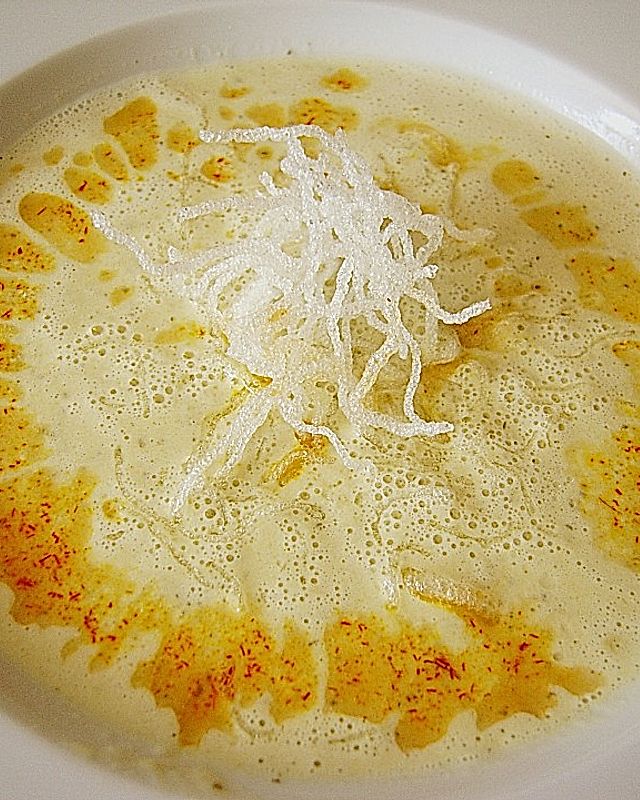 Zucchini - Birnensuppe mit frittierten Glasnudeln und Safranöl
