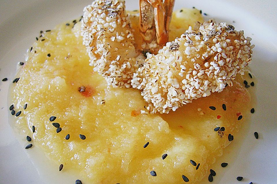 Riesengarnele im Pop - Amaranthmantel auf einer Apfel - Chili - Limonensalsa