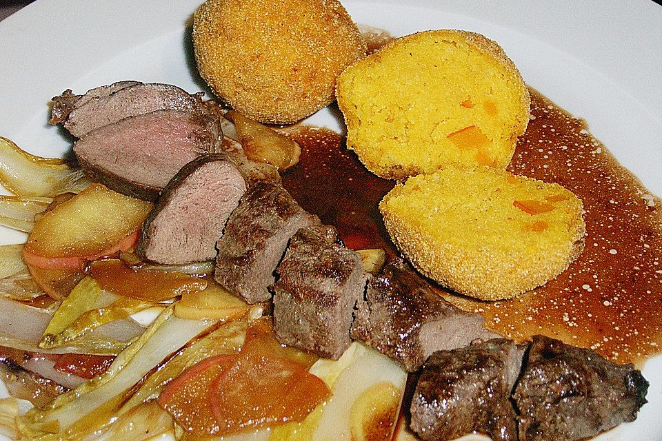 Hasenfilet mit frittierten Polenta - Kürbis - Klößchen