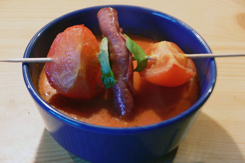 Scharfe Tomatensuppe mit Salami  - Spieß