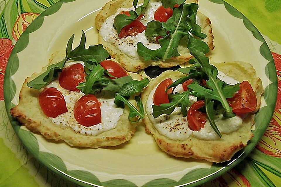 Feurige Kartoffelpizzen mit Fetacreme und Rucola