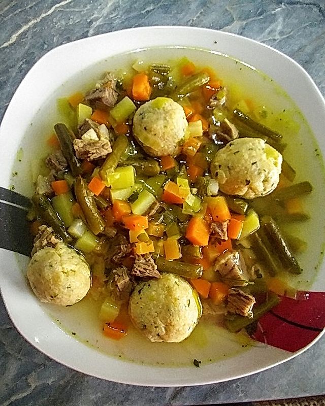 Gemüsesuppe mit Grießklößchen