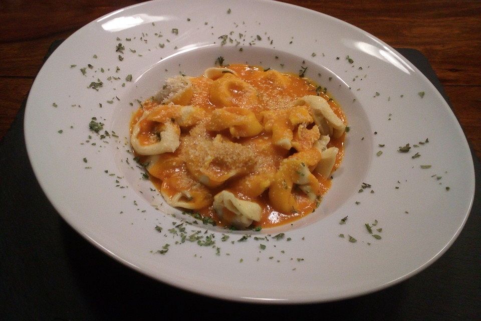 Tortellini mit peppiger Kürbissauce