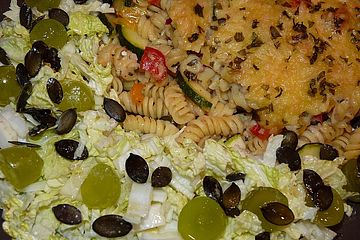Chinakohlsalat mit Trauben und Kürbiskernen