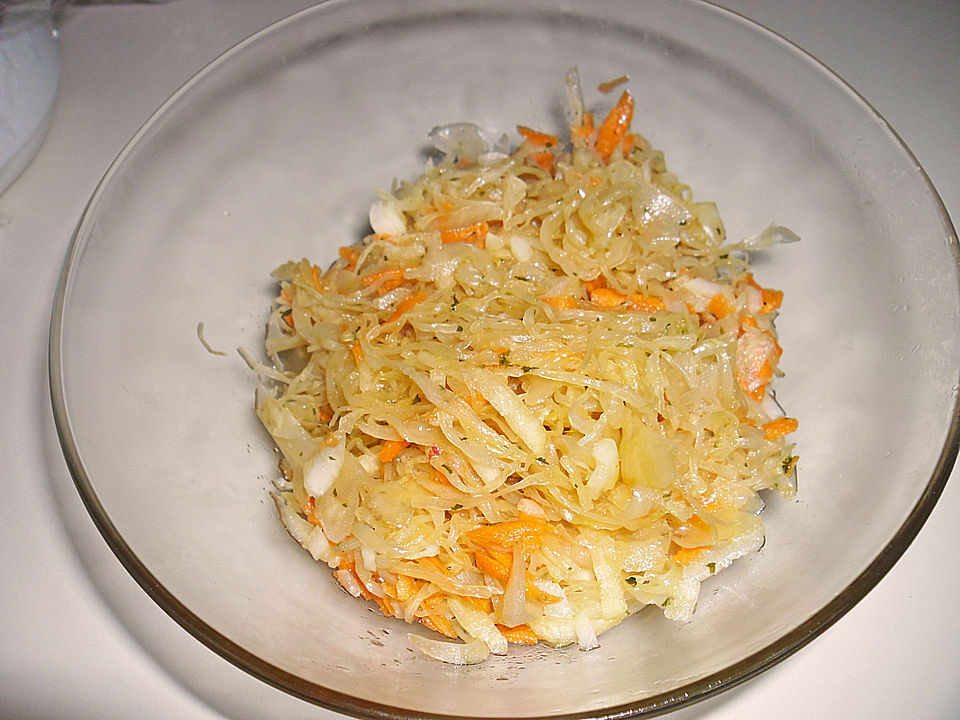 Sauerkrautsalat nach Omas Art von juana82| Chefkoch