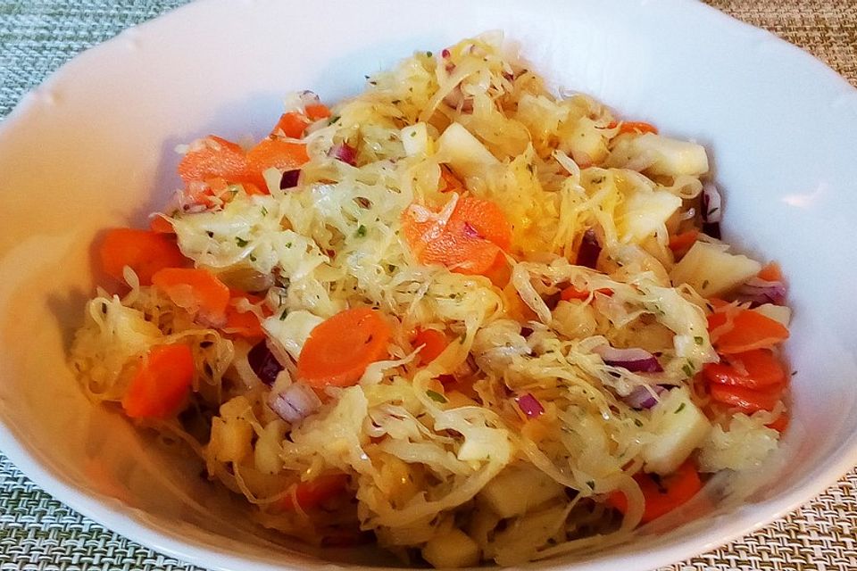 Sauerkrautsalat nach Omas Art