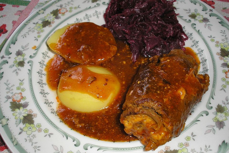 Rinderrouladen mit Kartoffeln und Rotkohl