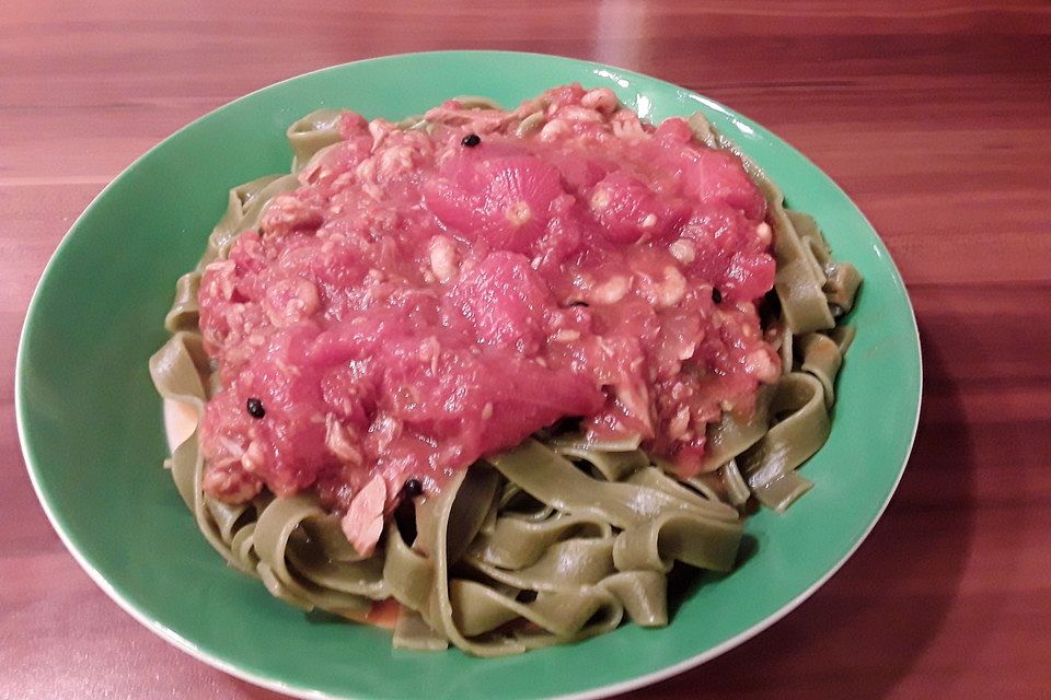 Scharfe Tomatensauce mit Thunfisch und Krabben an grünen Bandnudeln