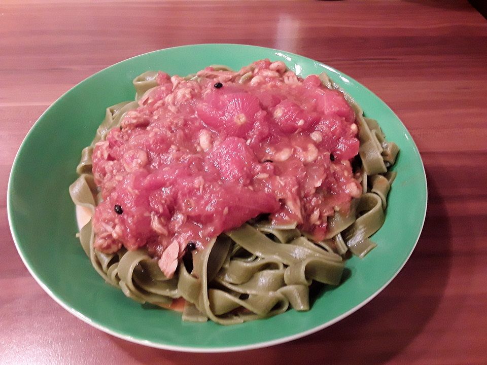 Scharfe Tomatensauce mit Thunfisch und Krabben an grünen Bandnudeln von ...