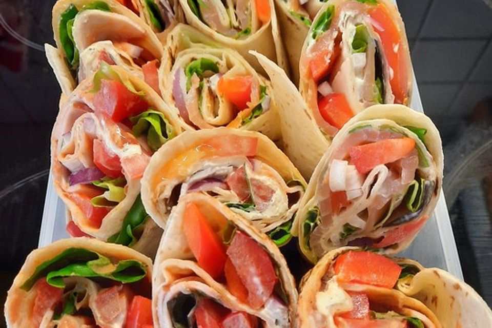 Party Wraps mit Frischkäse und Putenbrust