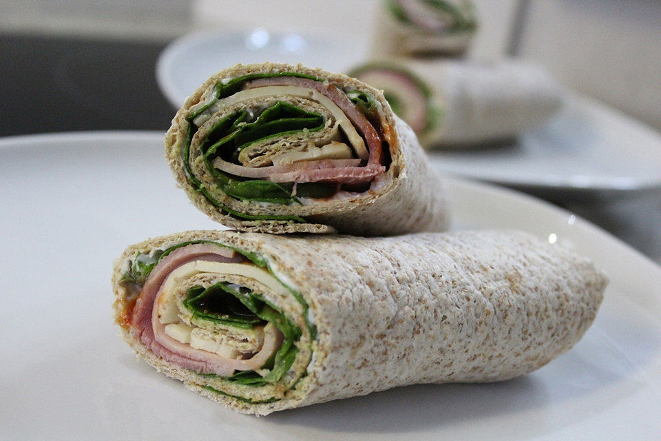 Party Wraps mit Frischkäse und Putenbrust