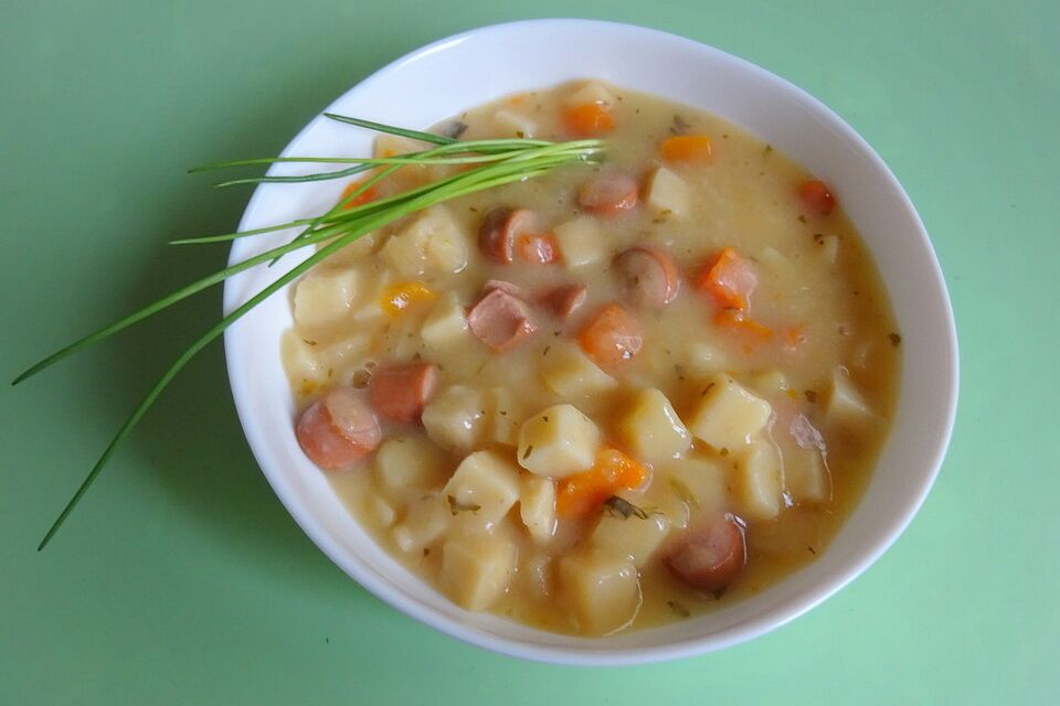 Simones Kartoffelsuppe mit Würstchen und Speckwürfeln