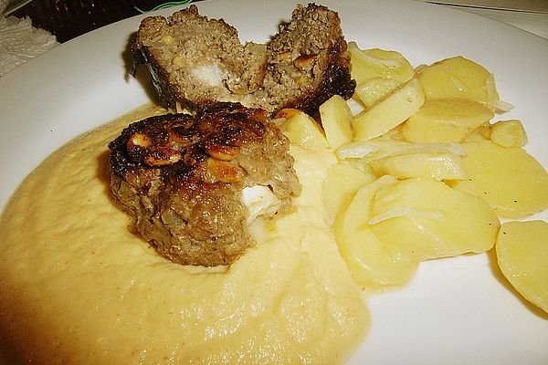 Mit Ziegenkäse gefüllte Fleischküchle, Wurzelpüree und Fränkischer ...