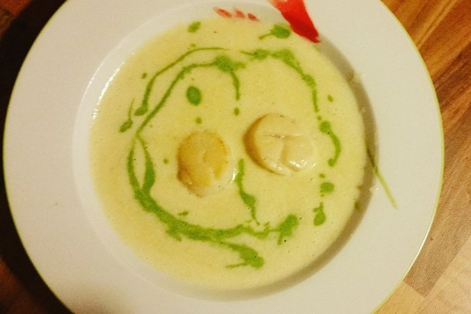 Petersilienwurzel - Suppe mit Spinatschaum, Jakobsmuscheln und frittiertem Spinat