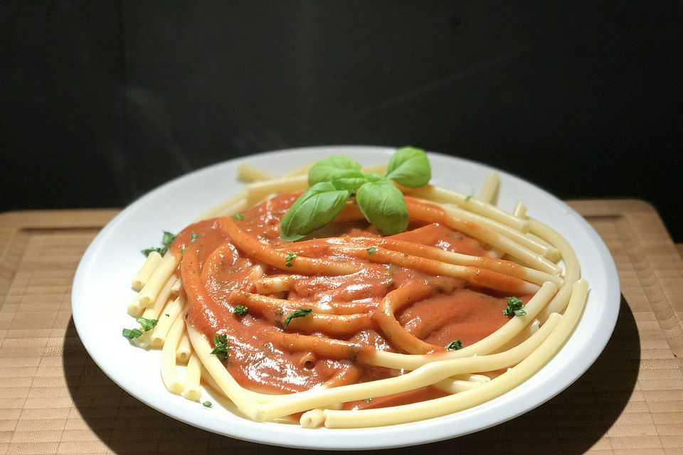 Nudeln in Tomaten - Sahne - Sauce