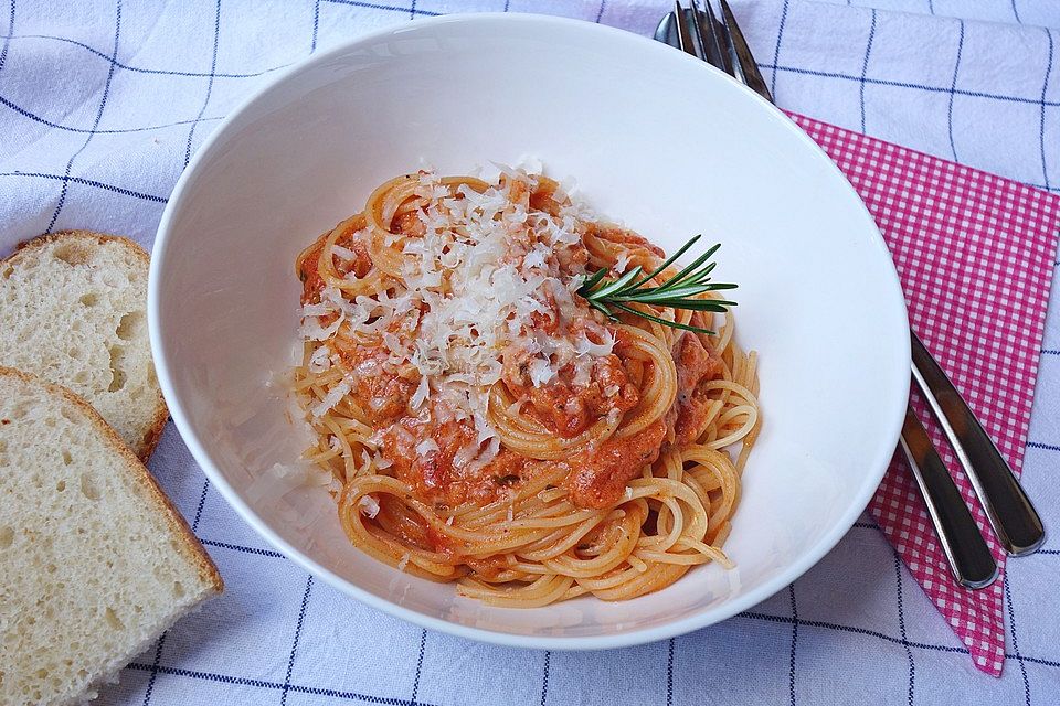 Nudeln in Tomaten - Sahne - Sauce