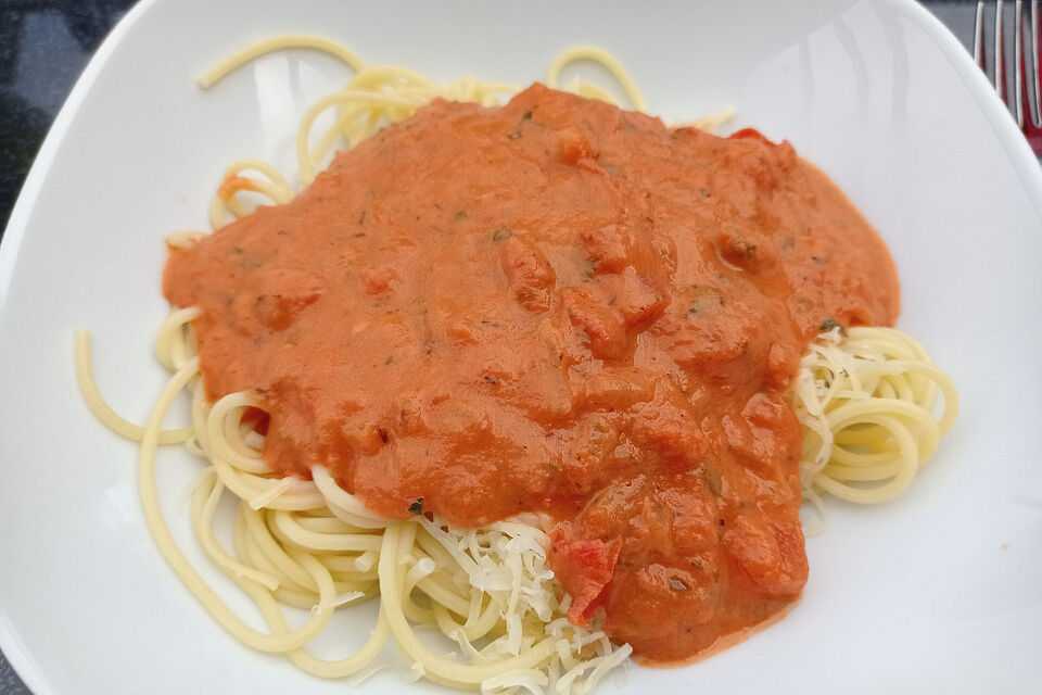 Nudeln in Tomaten - Sahne - Sauce